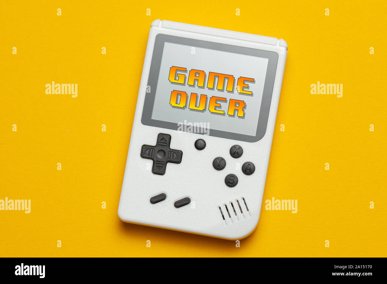 Alte Spielkonsole. Gamepad ist Weiß auf einem gelben Hintergrund. Stockfoto