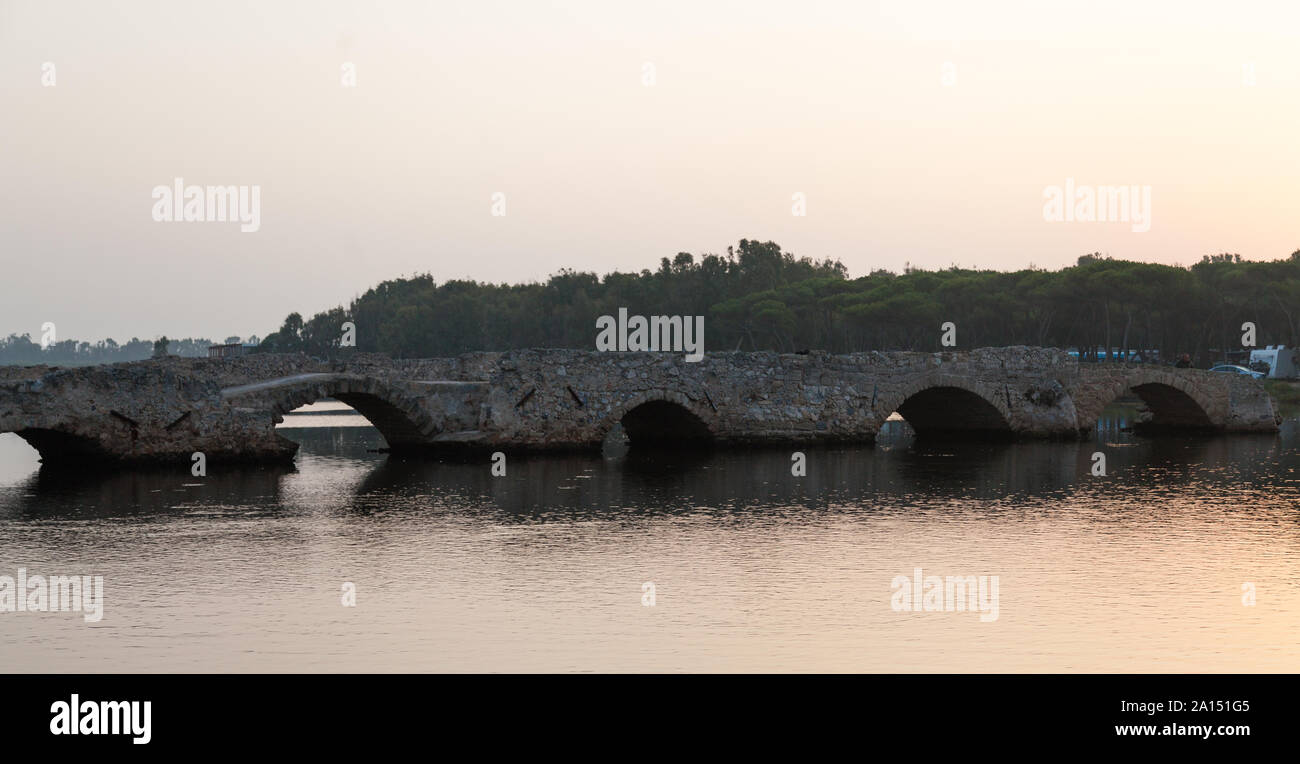 Römische Brücke über den Fluss im Norden Sardiniens calich Stockfoto