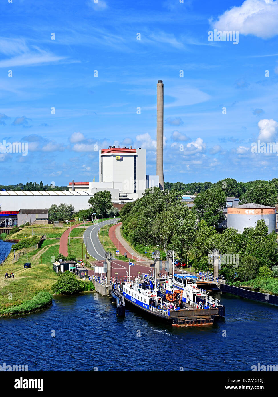 Auto und Fähre in der Nähe von Nuon-magnum-Kraftwerk in der Nordsee Canal Niederlande Amsterdam Stockfoto