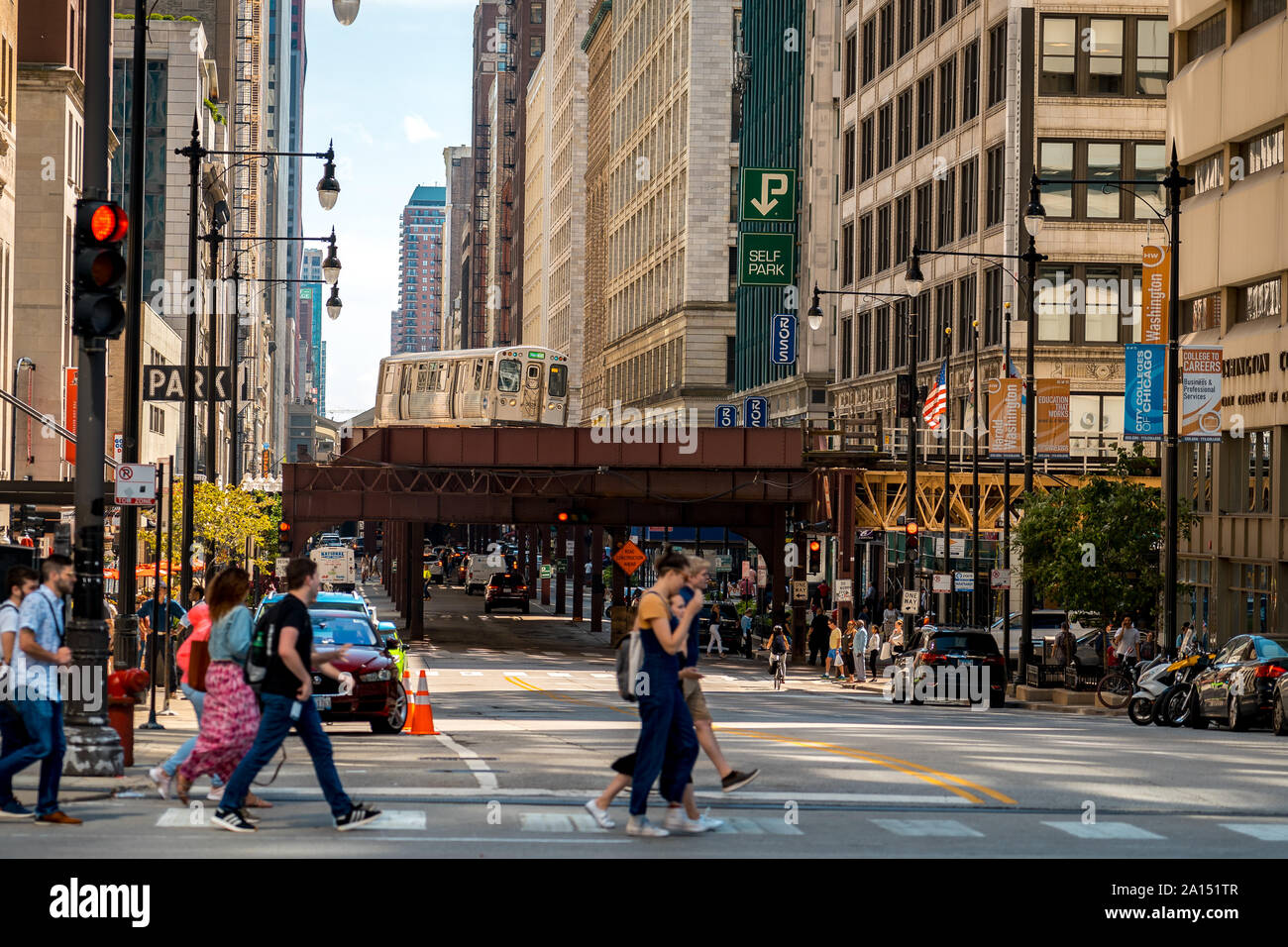Chicago, Illinois, USA - Der Zug nähert sich auf einer erhöhten Eisenbahn Stockfoto