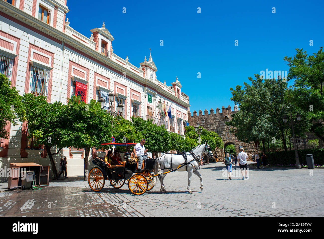 Pferdekutschen auf der Plaza Virgen de los Reyes und der Palast des Erzbischofs von Sevilla (Palacio Arzobispal) und Alcazar, Sevilla, Spanien Stockfoto