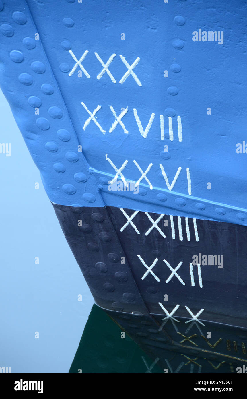 Entwurf einer Skala mit römischen Ziffern auf den Bug eines Schiffes. Die Zahlen geben die Schiffe Entwurf in Dezimeter, damit dieses Schiff hat einen Entwurf der beiden METR Stockfoto