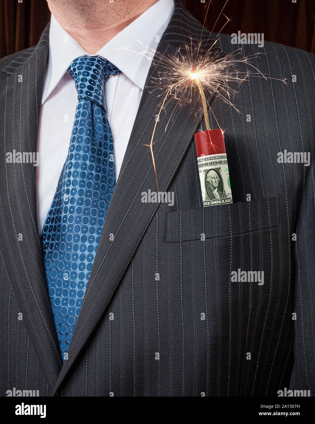 Geschäftsmann mit Dollar Bill um Sprengstoff eingewickelt Dynamite Stockfoto