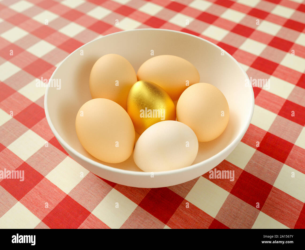 Goldene Ei in einer Schüssel Eier Stockfoto