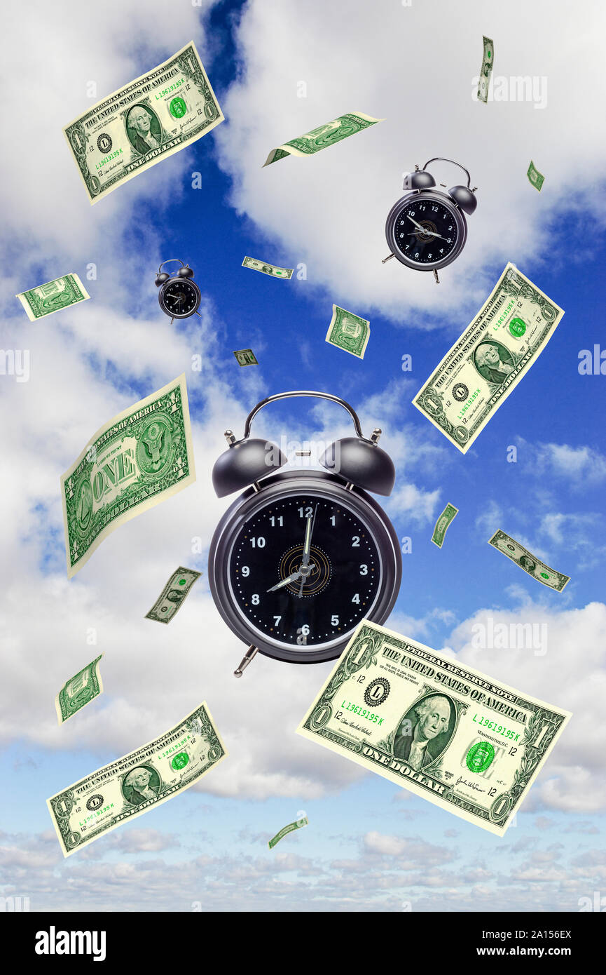 Zeit und Geld Konzept, Wecker und US-Dollar, die vom Himmel fallen Stockfoto