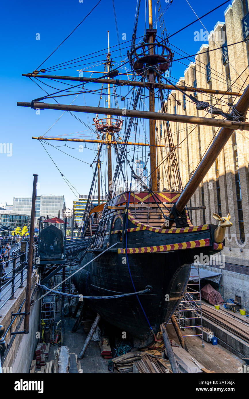 Wiederherstellung der Golden Hind am Südufer der Themse in London. Stockfoto