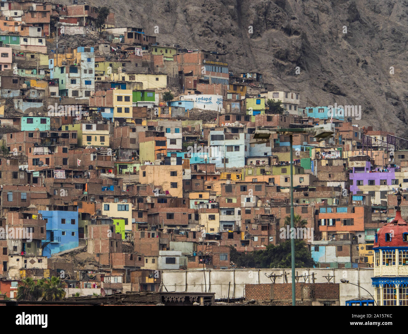 Lima, Peru - 07 Dezember, 2018: Teil des Slums an der Seite des Cerro San Cristobal, Anden, Lima, Peru Stockfoto