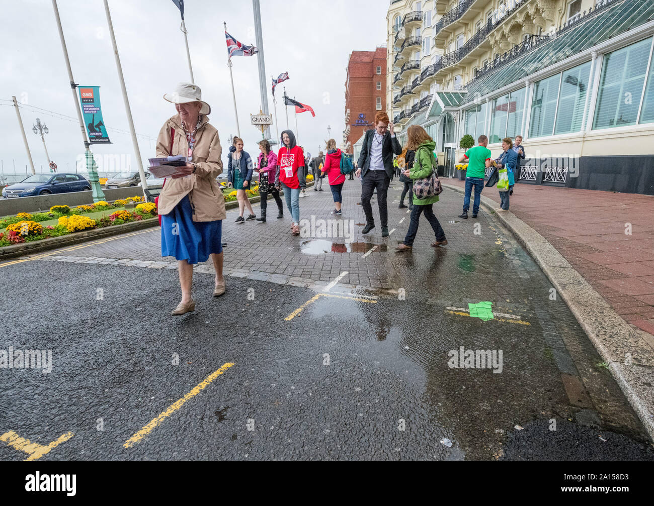 Brighton, UK. 24. Sep 2019. Die jährliche Konferenz der Labour Party 2019, Brighton Centre, Brighton, England, UK. 24. September, 2019. Nasses Wetter begrüßt die Labour Party die Delegierten und die Mitglieder der Labour Party der Jährlichen Konferenz. Credit: Alan Beastall/Alamy Leben Nachrichten. Stockfoto