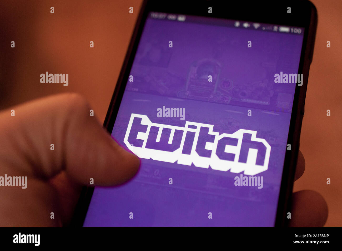 Carrara, Italien - September 24, 2019: Mann laufen Twitch Anwendung auf einem Smartphone. Twitch ist ein live streaming Plattform durch Amazon besessen Stockfoto