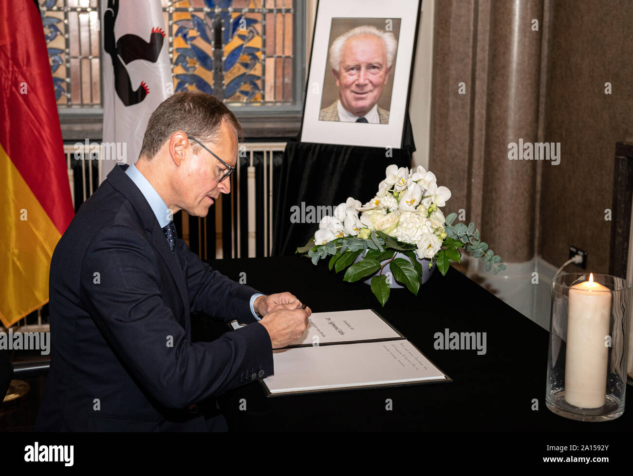 Deutschland. 24 Sep, 2019. Michael Müller (SPD), Regierender Bürgermeister von Berlin, gibt seinen Namen in das Kondolenzbuch für Sigmund Jähn am Roten Rathaus. Jähn, Kosmonaut und Ehrenbürger von Berlin, gestorben am vergangenen Samstag im Alter von 82 Jahren. Credit: Fabian Sommer/dpa/Alamy leben Nachrichten Stockfoto