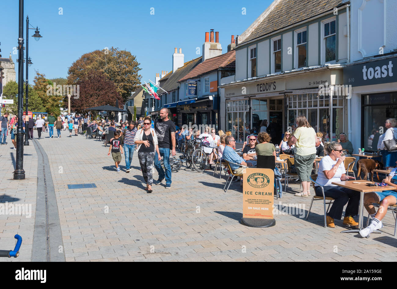 Menschen zu Fuß entlang einer verkehrsberuhigten Straße von lokalen Geschäften und Cafes im East Street, Shoreham-by-Sea West Sussex, England, UK. Stockfoto