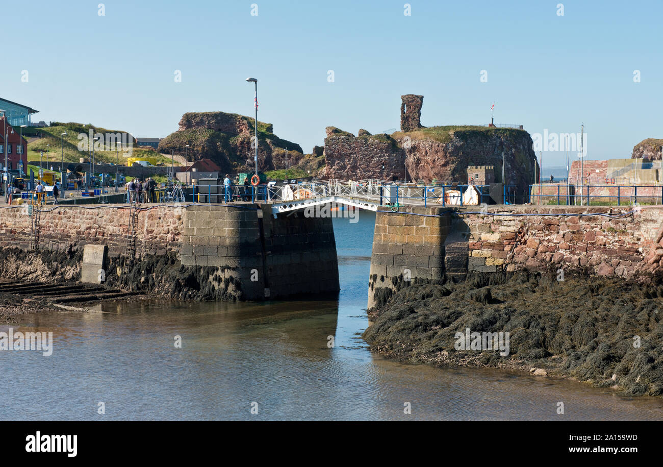 Broadhaven Bereich Anschluss Victoria Harbour und Cromwell Hafen. Swing Bridge verbindet Lamer Insel. Dunbar Hafen. Schottland Stockfoto