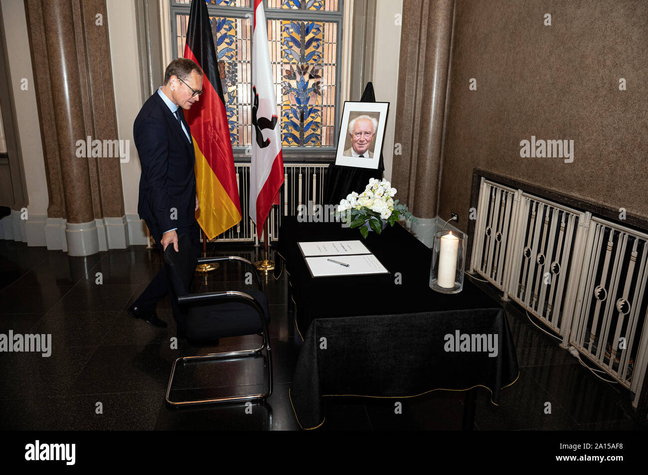 24 September 2019, Berlin: Michael Müller (SPD), Regierender Bürgermeister von Berlin, gibt seinen Namen in das Kondolenzbuch für Sigmund Jähn am Roten Rathaus. Jähn, Kosmonaut und Ehrenbürger von Berlin, gestorben am vergangenen Samstag im Alter von 82 Jahren. Foto: Fabian Sommer/dpa Stockfoto