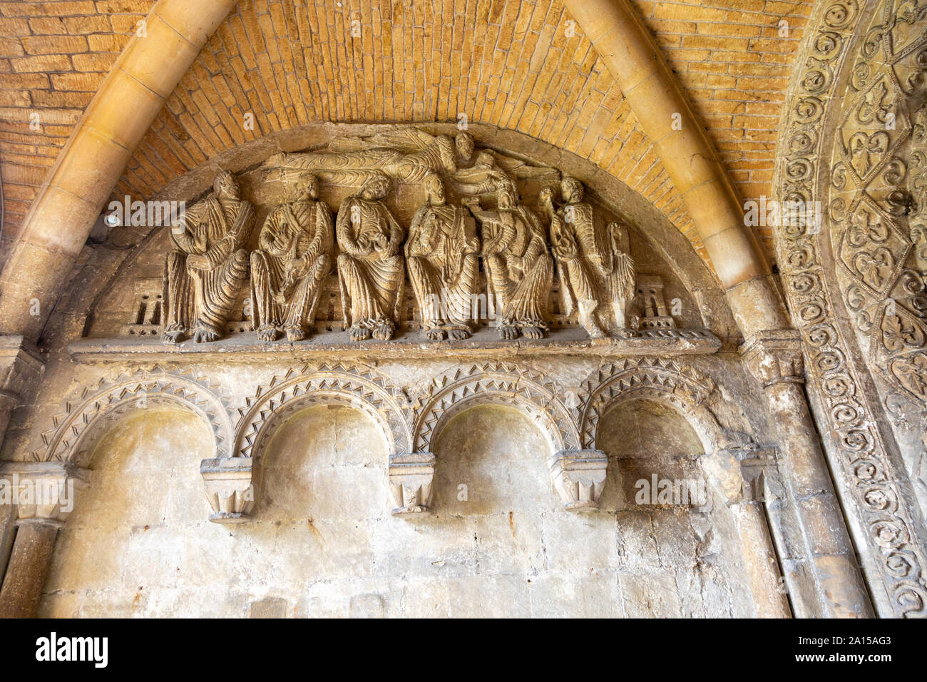 Romanische Steinmetzarbeiten sechs Apostel Halle von Malmesbury Abbey Church, Wiltshire, England, Großbritannien Stockfoto