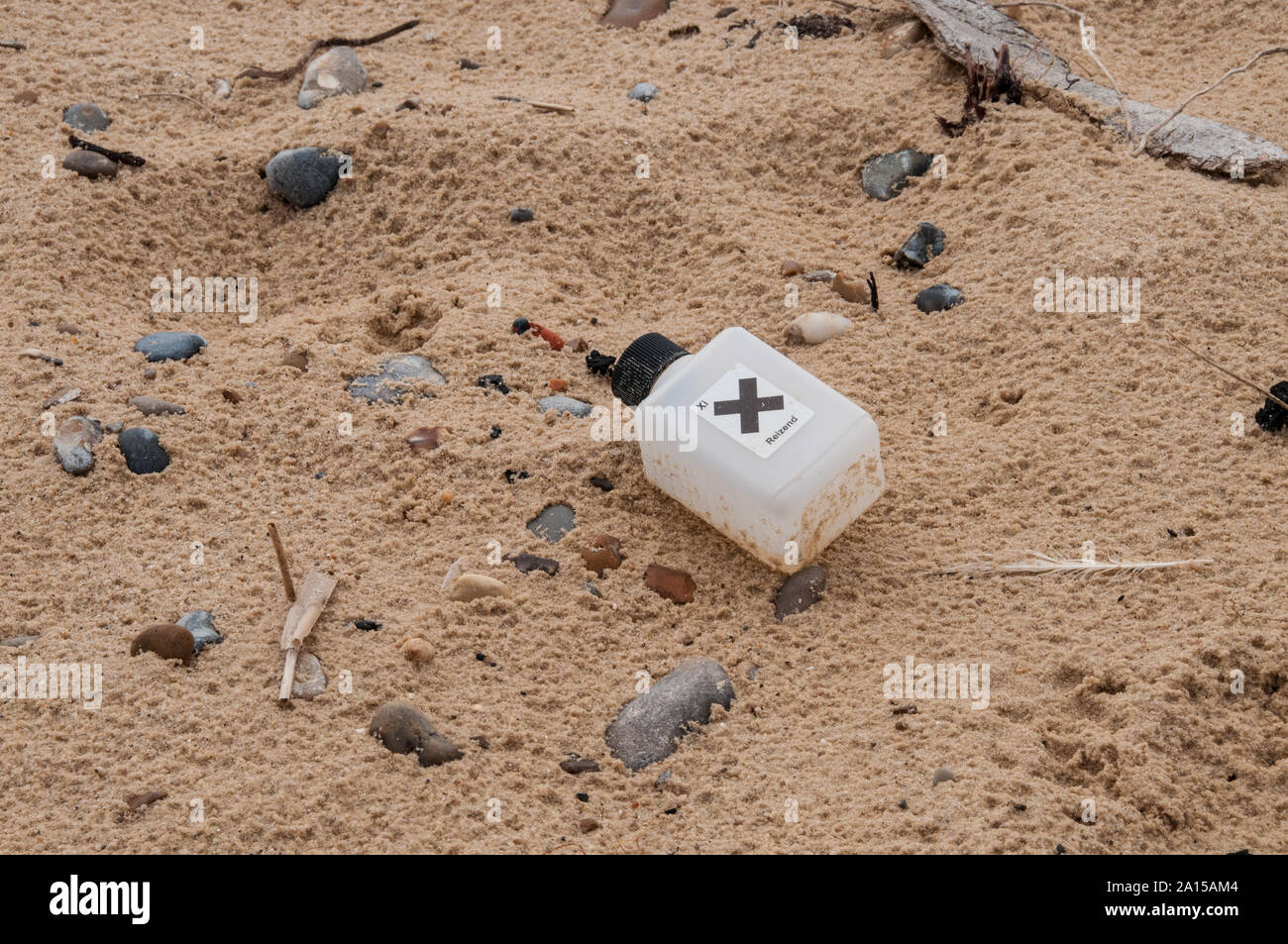 Ein Kunststoff bootle mit einem Gefahrzettel gefunden Auf einem Suffolk Strand gespült Stockfoto