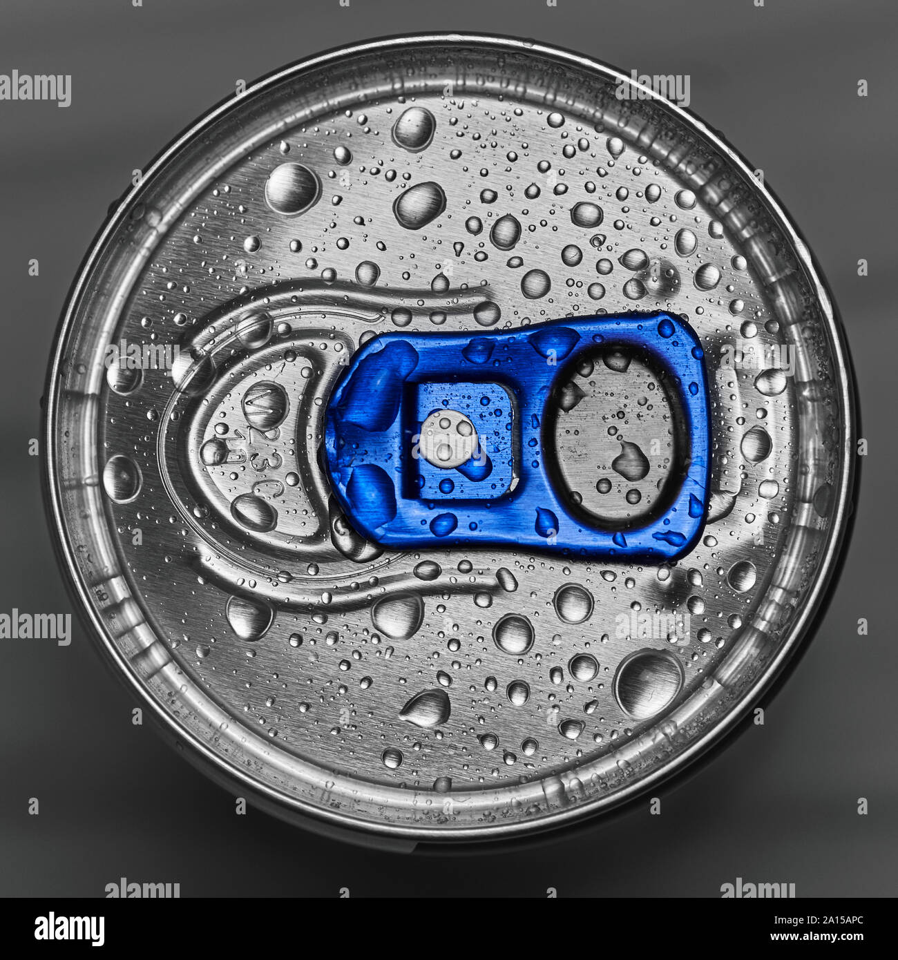 Close-up Top Aussicht auf einen Energy Drink können auf grauem Hintergrund Stockfoto