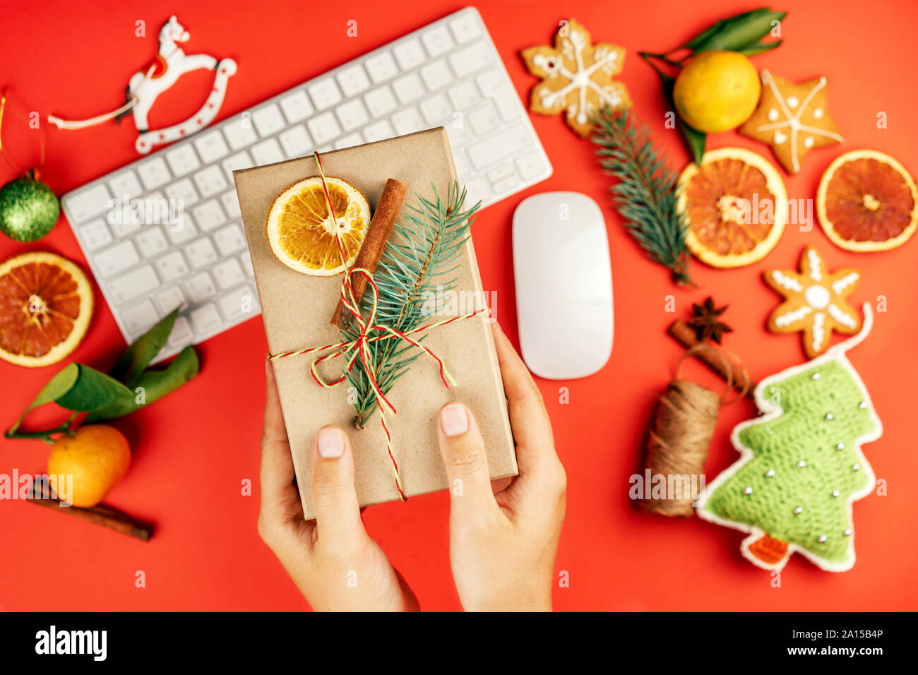 Tastatur Weihnachten Geschenk in der Hand Stockfoto