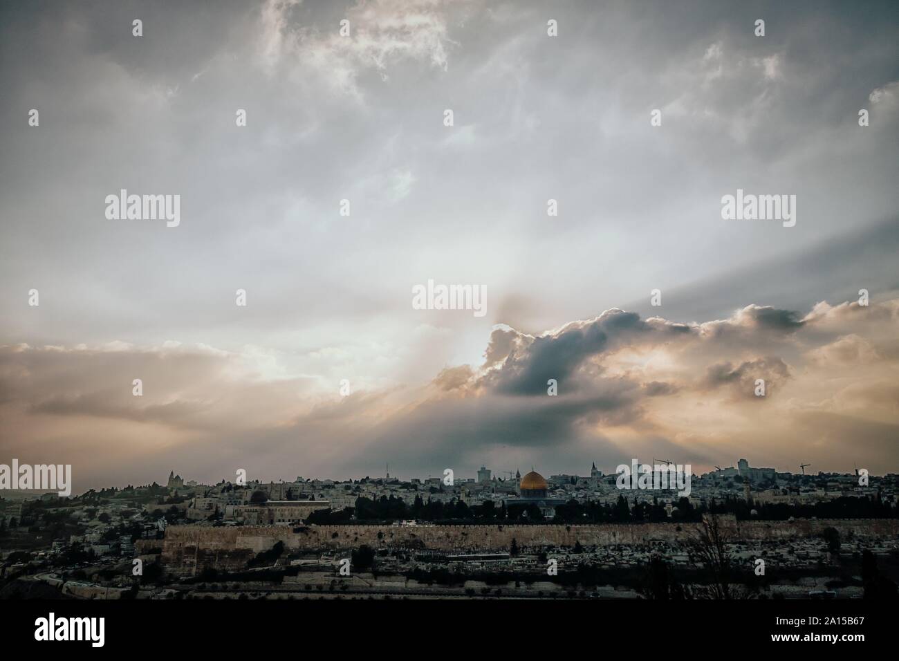 Schöne Aussicht auf den Sonnenuntergang von Jerusalem Altstadt vom Ölberg. Himmel mit Sonnenstrahlen Stockfoto