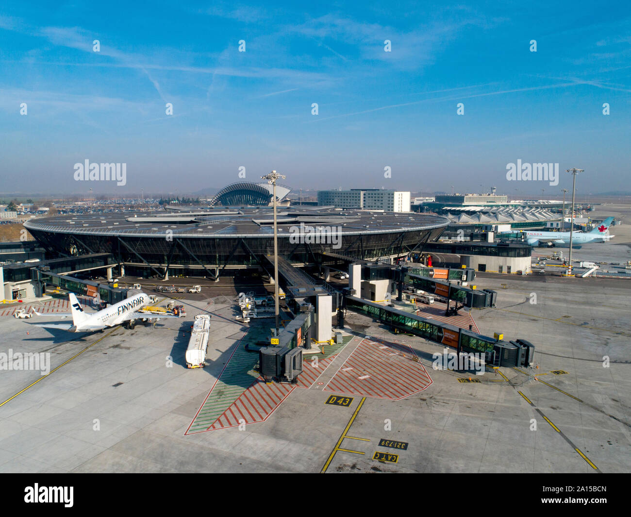 Colombier-Saugnieu (Frankreich): 2019/02/26. Panoramablick auf das Luftbild von Lyon Saint Exupery Flughafen. Start- und Landebahnen, die Nabe mit Finnair, Österreichische ein Luft Stockfoto