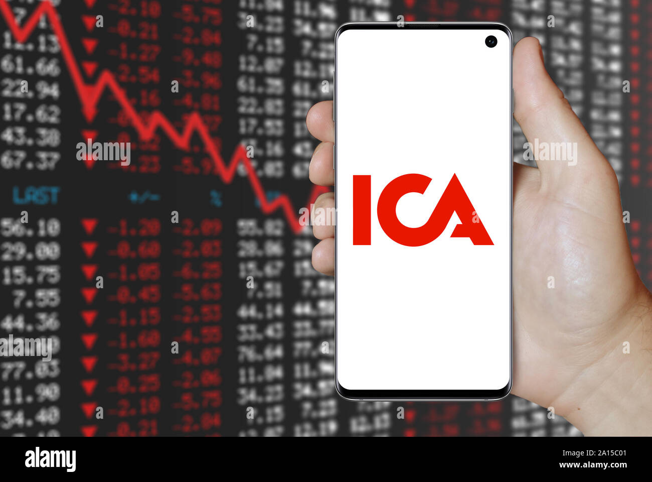 Ein Mann hält ein Smartphone mit dem Logo der Firma ICA-Gruppen im OMX Stockholm aufgeführt. Negative Börse Hintergrund. Credit: PIXDUCE Stockfoto