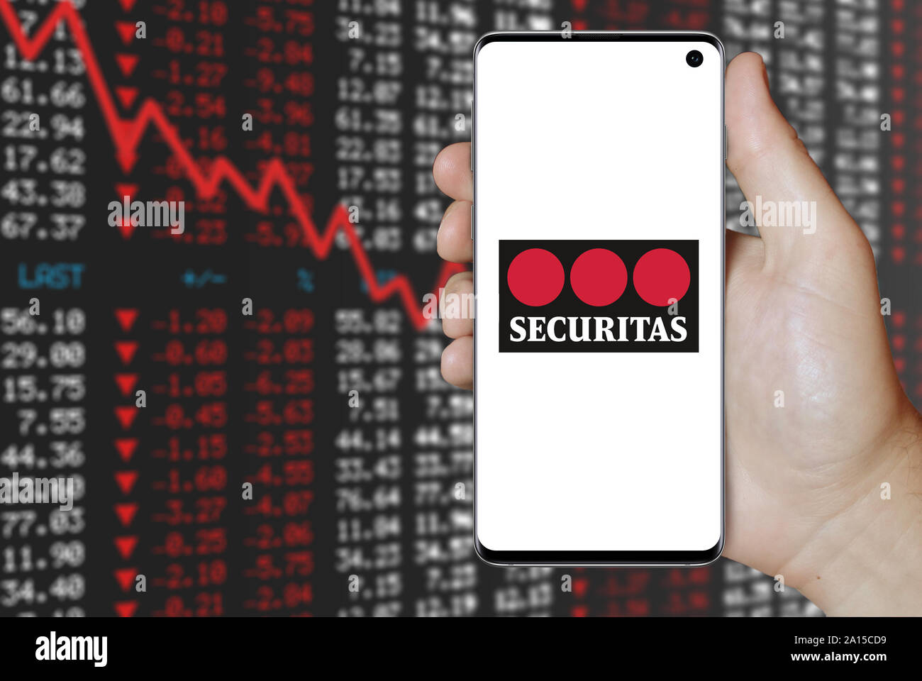 Ein Mann hält ein Smartphone mit dem Logo der Firma Securitas im OMX Stockholm aufgeführt. Negative Börse Hintergrund. Credit: PIXDUCE Stockfoto