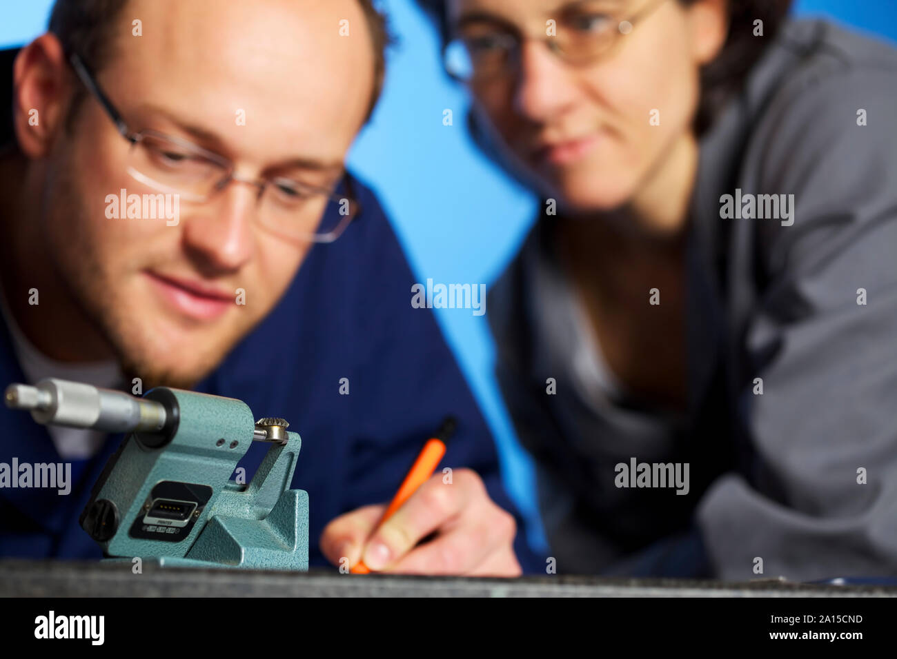 Makro von Ingenieur Aufnahme Messungen mit Assistent Stockfoto