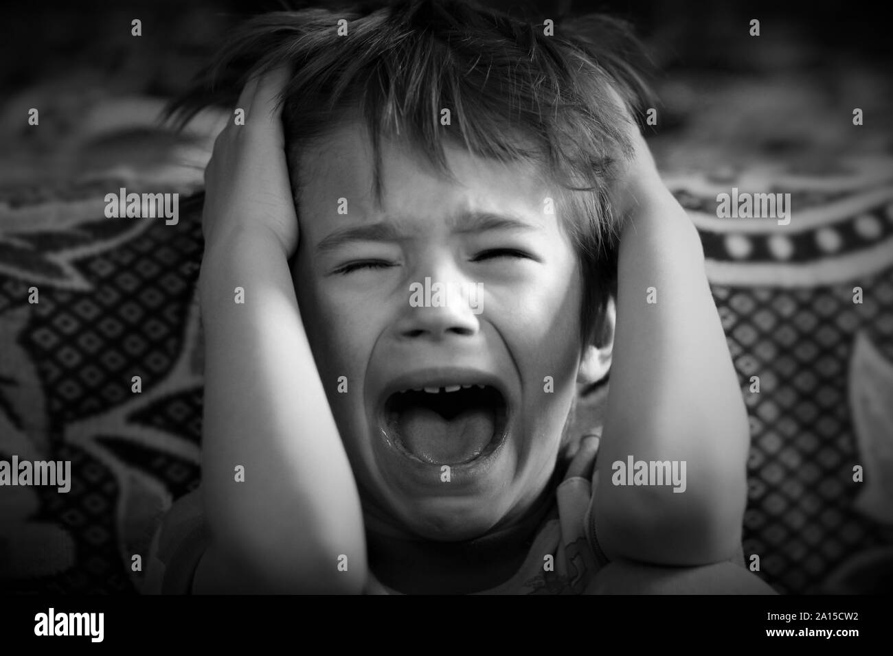 Schwarz-weiß-Porträt eines Jungen heraus schreien, laut Stockfoto