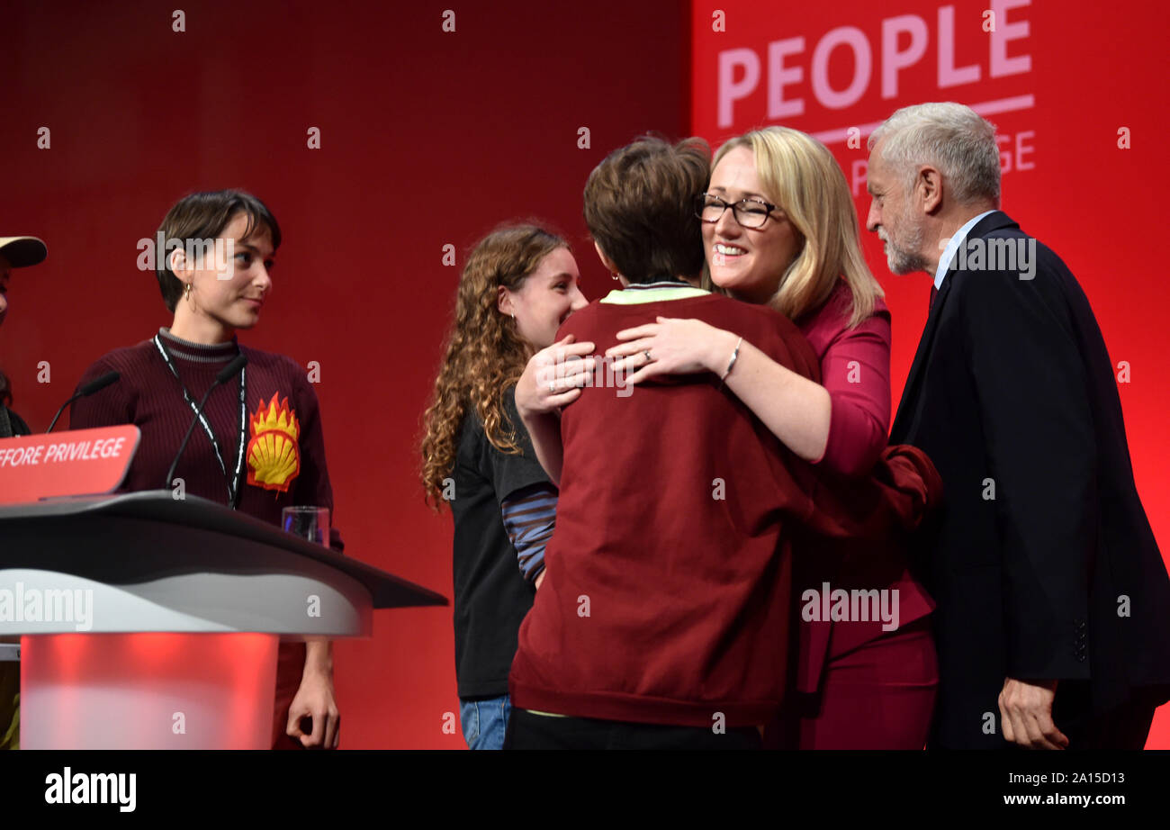 Brighton, UK, 24. September 2019 - Rebecca Long-Bailey der Schatten Business Minister für Arbeit Umarmungen eine der Student Klima Demonstranten auf der Bühne an der heutigen Konferenz der Labour Party in Brighton: Simon Dack/Alamy leben Nachrichten Stockfoto