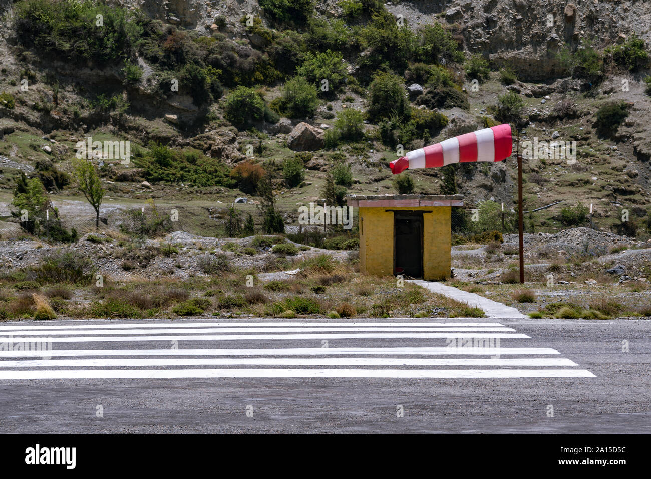 Windsack zeigt starken Wind in Flughafen Jomsom, Mustang, Nepal Stockfoto