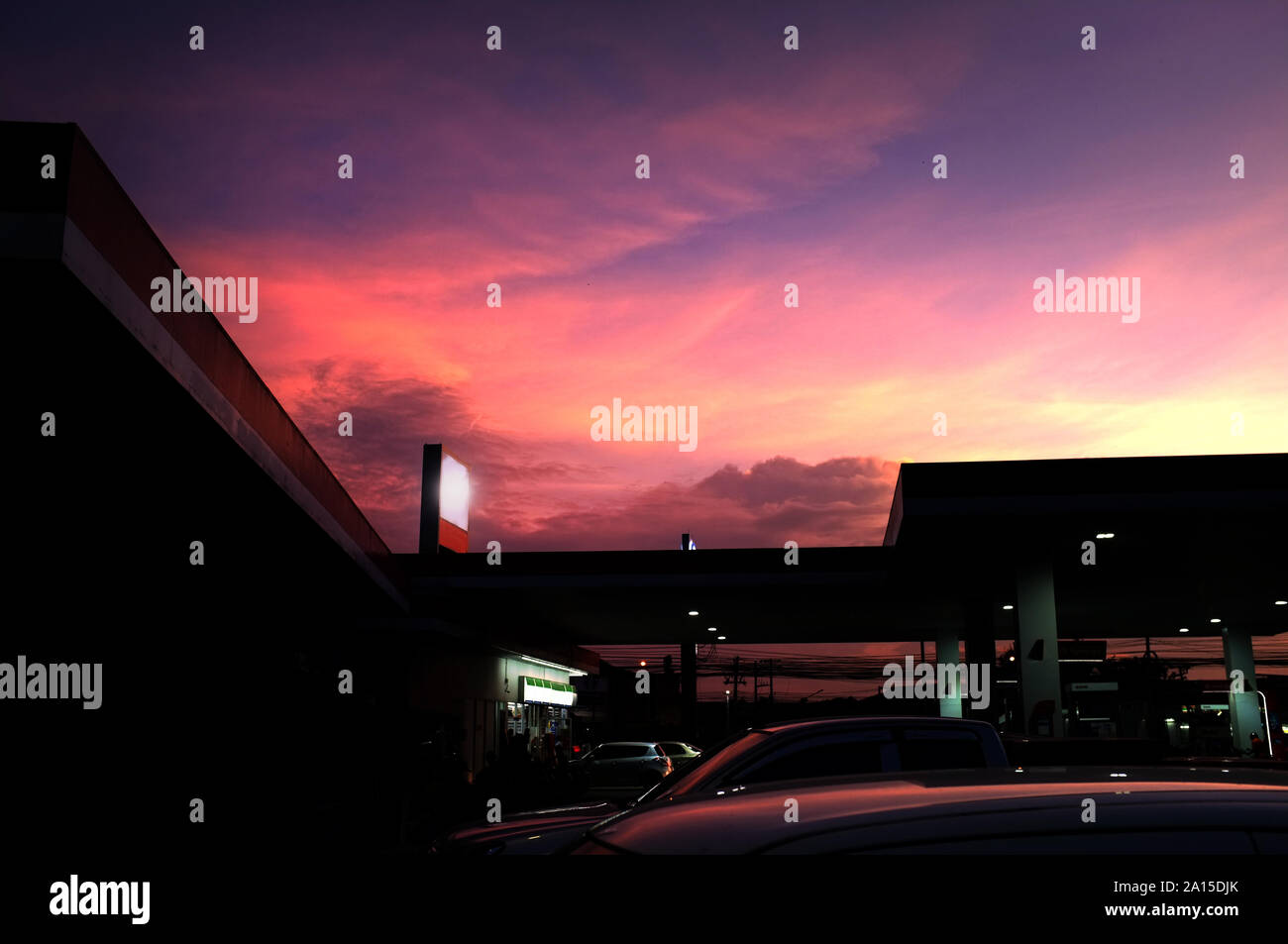 Tankstelle mit Wolken und Himmel bei Sonnenuntergang Stockfoto