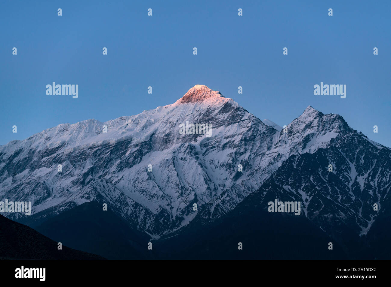 Mount Nilgiri bei Sonnenaufgang, Mustang, Nepal Stockfoto