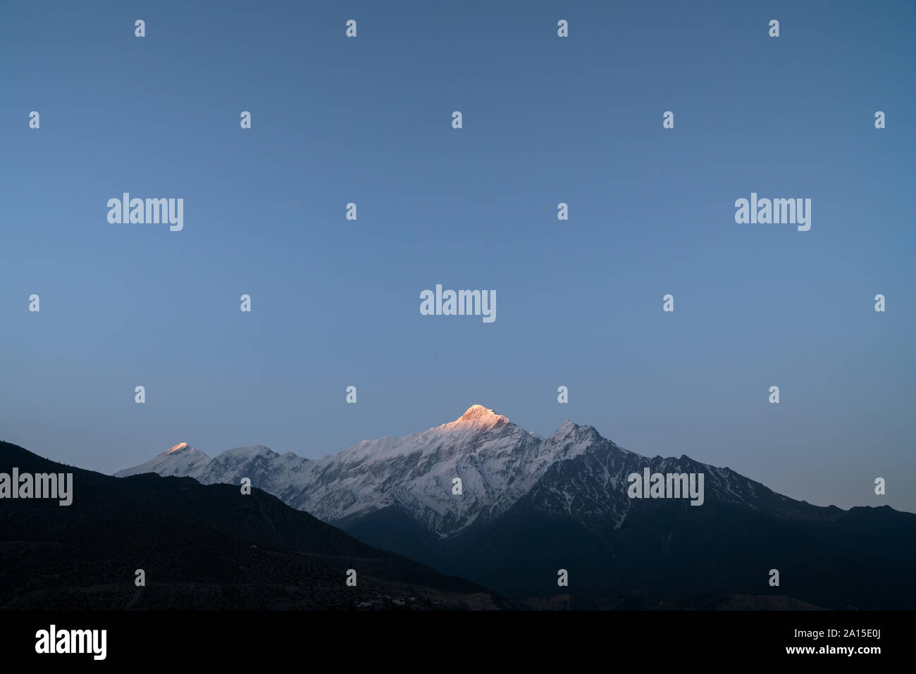 Mount Nilgiri bei Sonnenaufgang, Mustang, Nepal Stockfoto