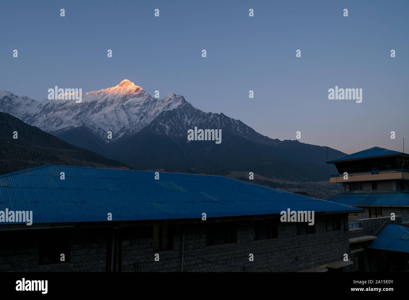 Mount Nilgiri bei Sonnenaufgang, Mustang, Nepal Stockfoto