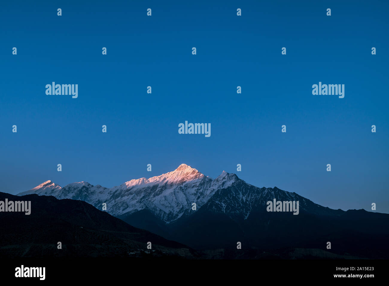 Mount Nilgiri bei Sonnenaufgang, Mustang, Nepal Stockfoto