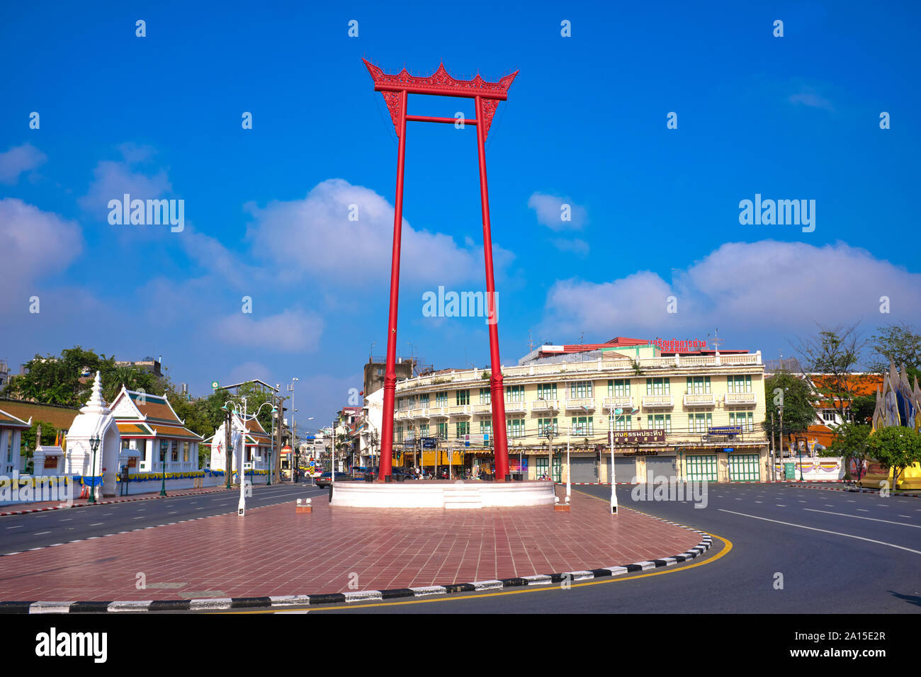 Die riesigen Schwingen oder Sao Ching-Chaa in Bamrung Muang Road, Bangkok, Thailand; links: Teil des Wat Suthat, einer der grössten Tempel der Stadt Stockfoto