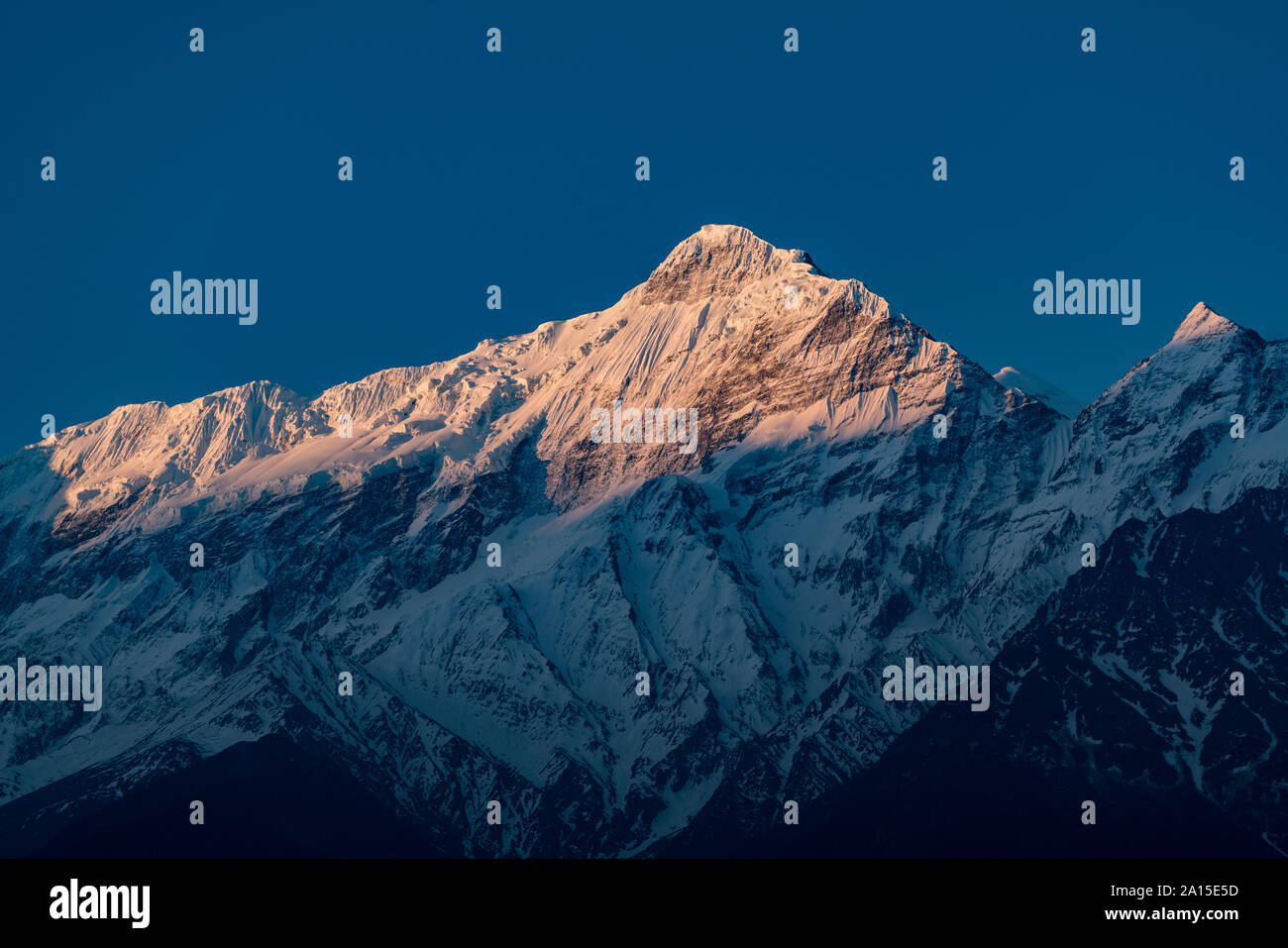 Mount Nilgiri bei Sonnenaufgang, Mustang, Nepal Stockfoto