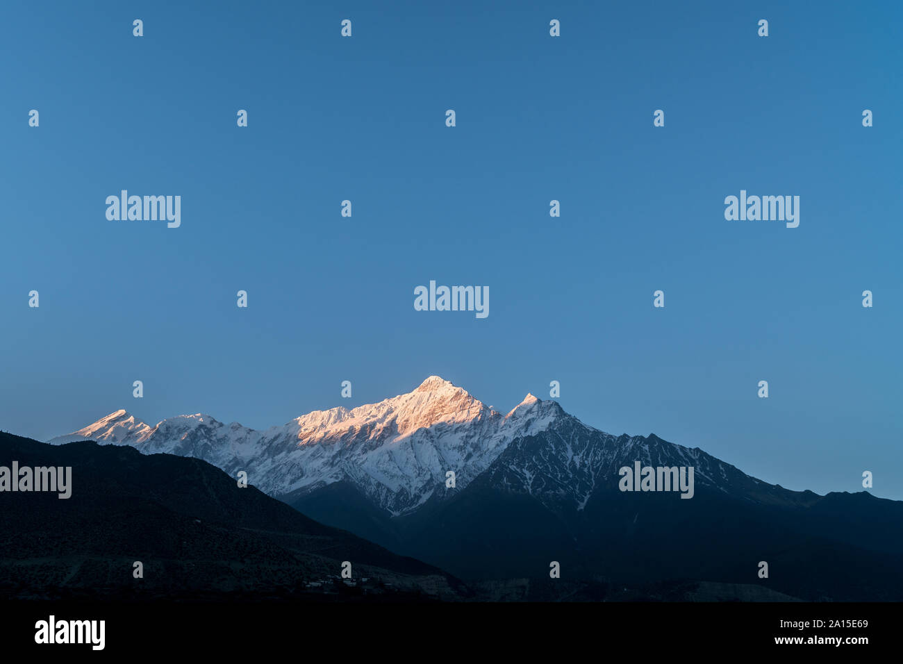 Mount Nilgiri bei Sonnenaufgang, Mustang, Nepal Stockfoto