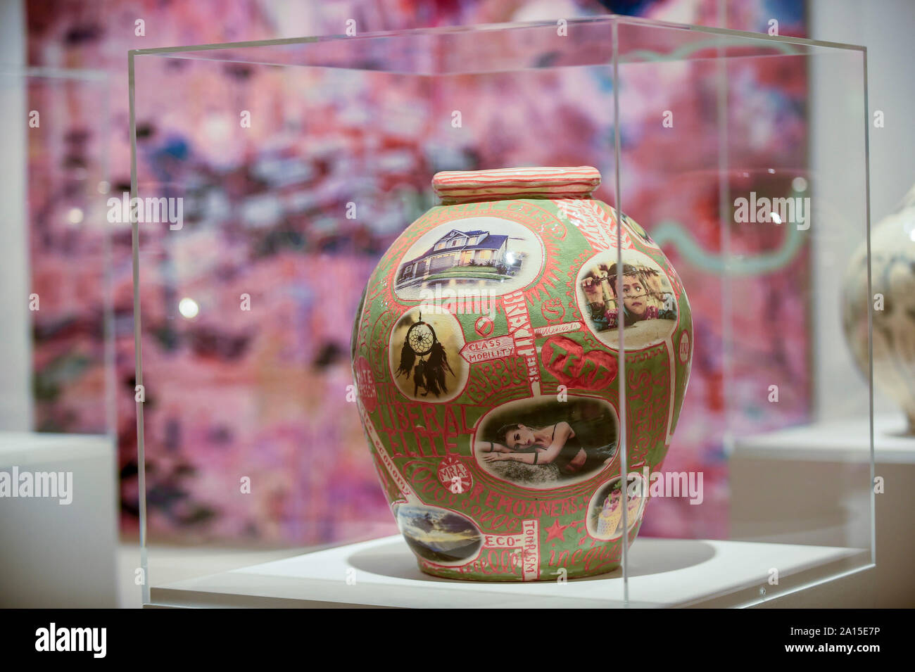 London, Großbritannien. 24. September 2019. "Leeres Gefäß", 2019, eine verglaste Keramik, von Grayson Perry. Photocall 'Super reichen Innenausstattung', erste Grayson Perry's Ausstellung im Victoria Miro Mayfair Galerie zu starten. Neue Arbeit einschließlich der Töpfe, Skulptur, große Fotoprints eine Tapisserie und einen Teppich sind auf dem Display 25. September bis 20. Dezember 2019. Credit: Stephen Chung/Alamy leben Nachrichten Stockfoto