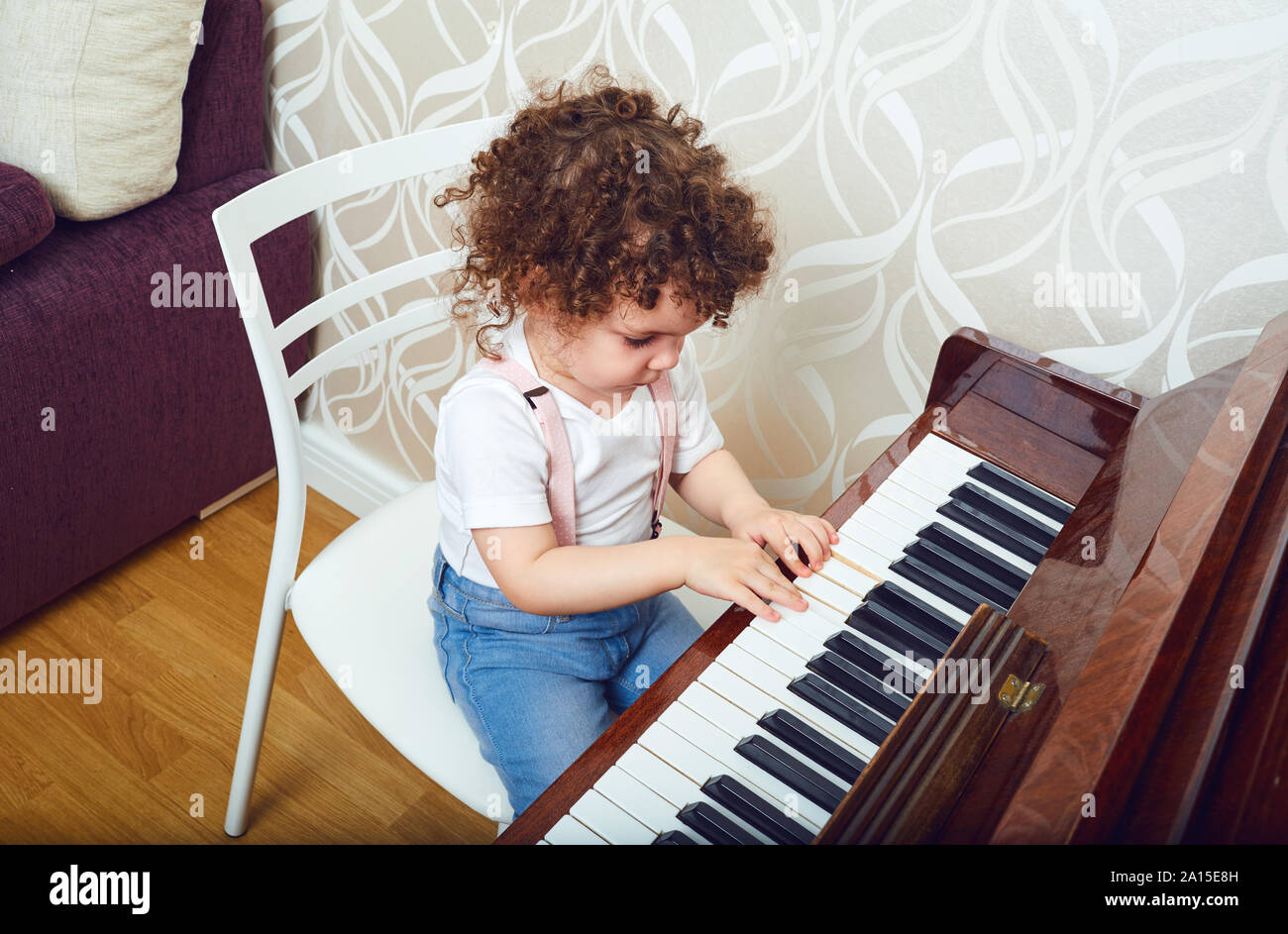 Kind wenig Lernen Sie Klavier zu spielen. Zwei Mädchen spielen Sie auf dem Klavier. Stockfoto