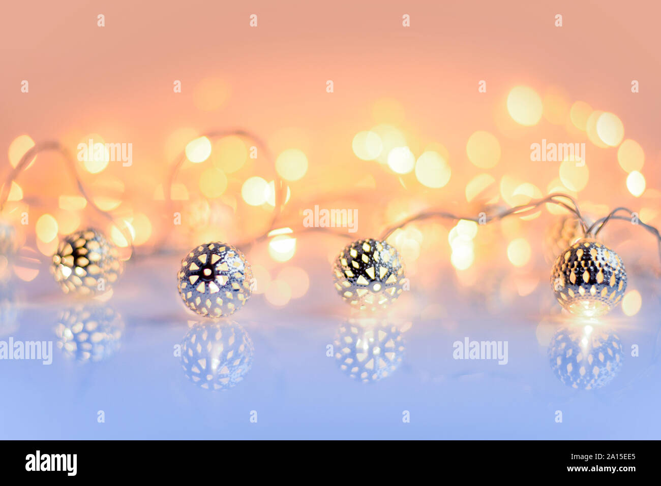 Weihnachtsbeleuchtung auf glänzenden Hintergrund. Weihnachten festliche Hintergrund Stockfoto