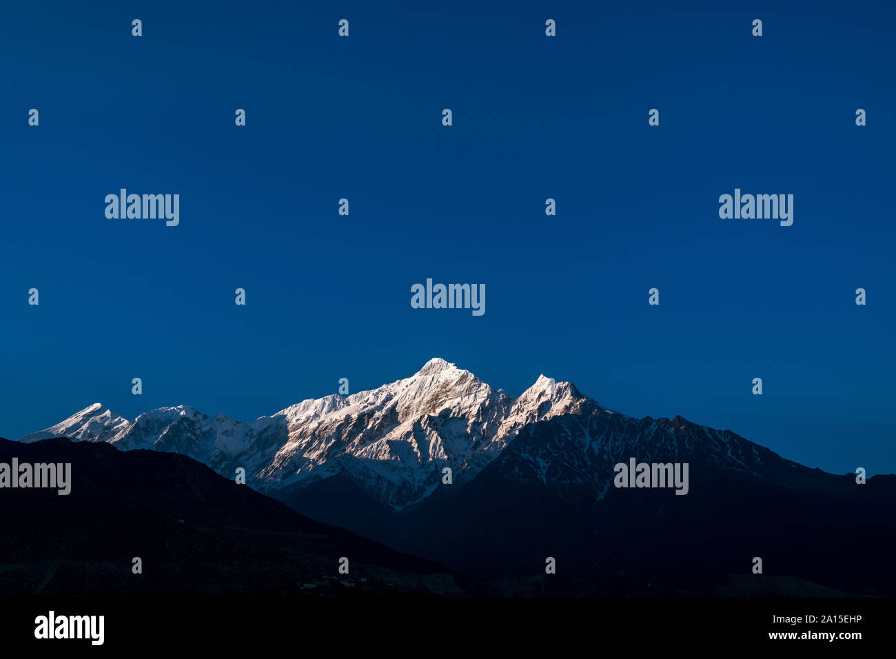 Mount Nilgiri bei Sonnenaufgang, Mustang, Nepal Stockfoto