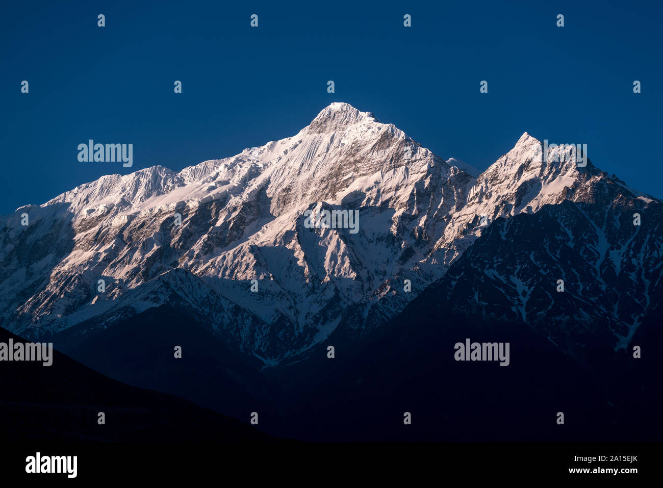 Mount Nilgiri bei Sonnenaufgang, Mustang, Nepal Stockfoto