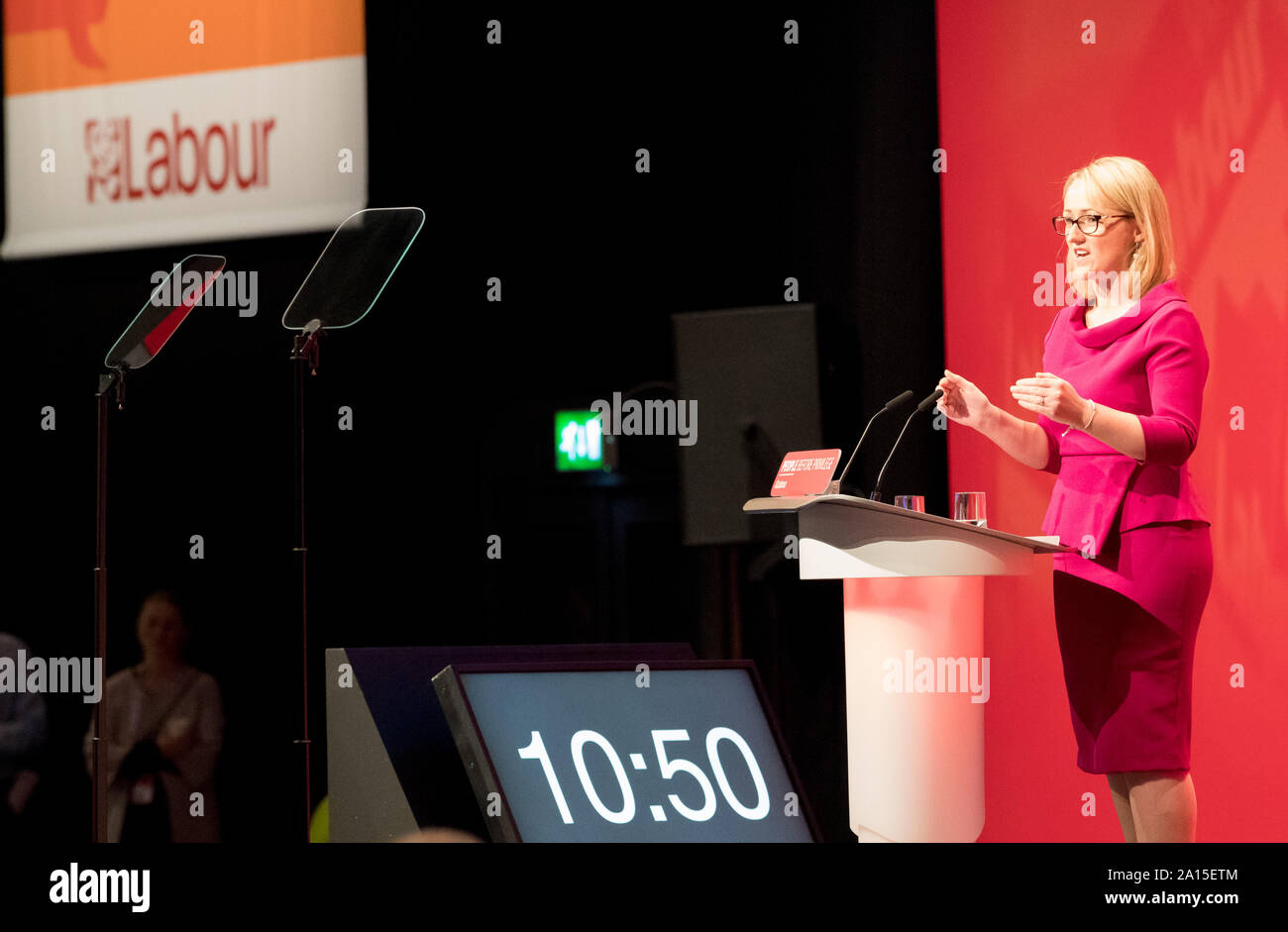 Die jährliche Konferenz der Labour Party 2019, Brighton Centre, Brighton, England, UK. 24. September, 2019. Rebecca Long-Bailey M.P. Schatten Staatssekretär für Wirtschaft, Energie und industrielle Strategie sprechen über Umwelt, Energie und Kultur von der Labour Party, jährliche Konferenz 2019 Credit: Alan Beastall/Alamy Leben Nachrichten. Stockfoto