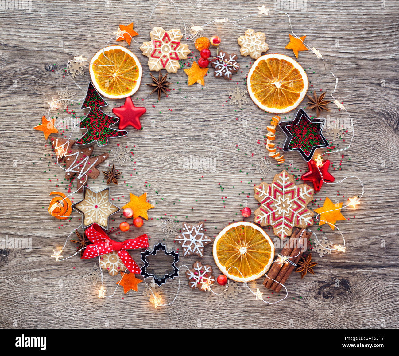 Weihnachten hausgemachte Lebkuchen cookies, Ausstechformen, Gewürzen und anderen Zutaten in einem Kreis auf einer hölzernen Tisch gestapelt. Weihnachten Festliche backgrou Stockfoto