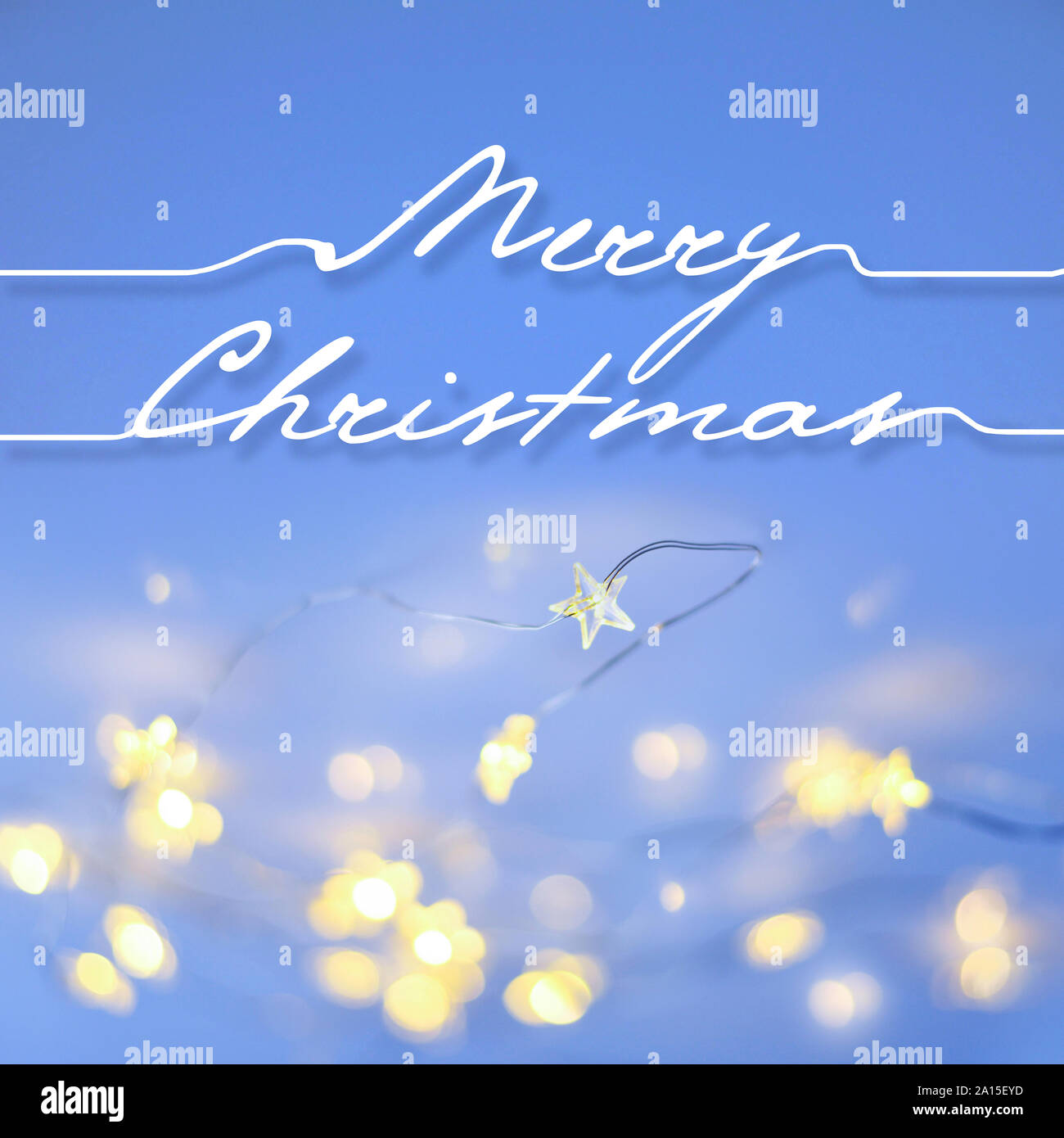 Herzlichen Glückwunsch "Frohe Weihnachten!" auf einem blauen Hintergrund mit Weihnachtsbeleuchtung. Weihnachten festliche Hintergrund Stockfoto