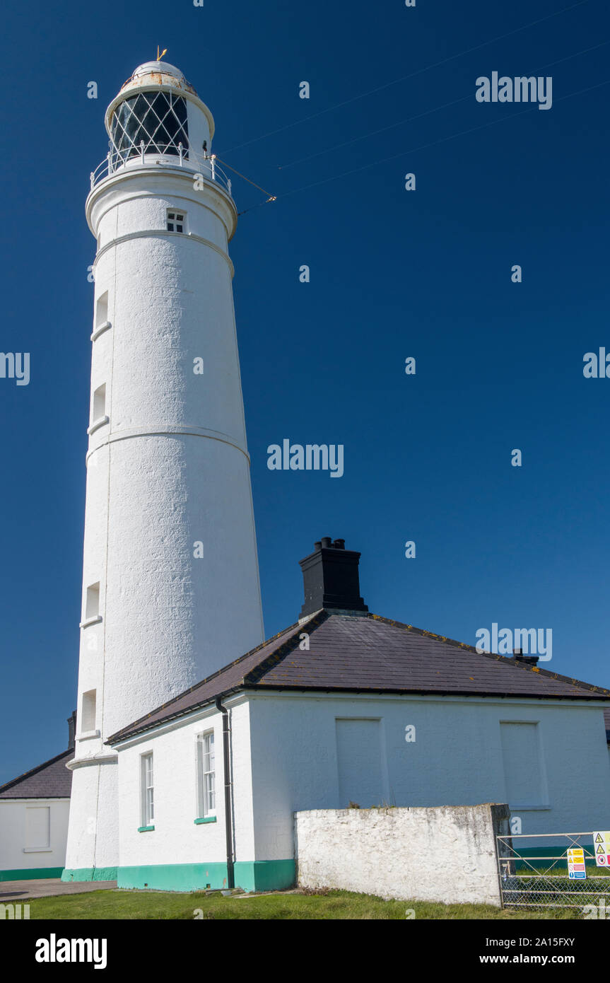 Nash Point Lighthouse an der Glamorgan Heritage Coast South Wales auf einem sonnigen blauen Himmel Tag Stockfoto