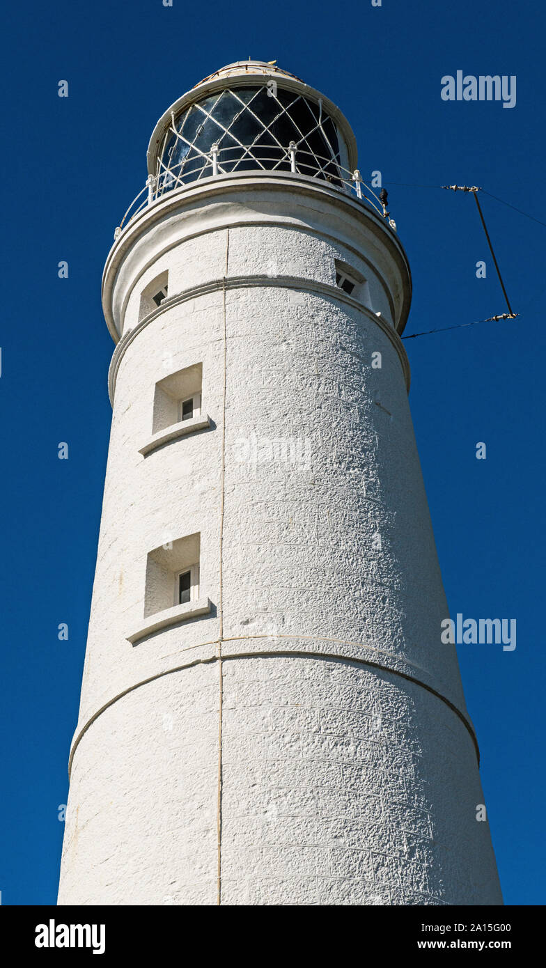 Nash Point Lighthouse an der Glamorgan Heritage Coast South Wales auf einem sonnigen blauen Sky DayWales Coast Path, Stockfoto