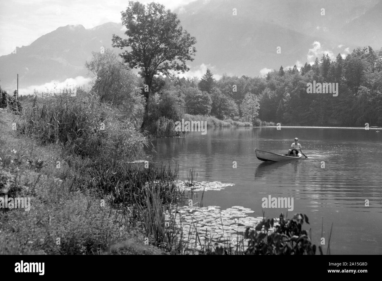 Bootfahren auf einem Bergsee in der Nähe von Interlaken, im Strandbad, Schweiz. Stockfoto