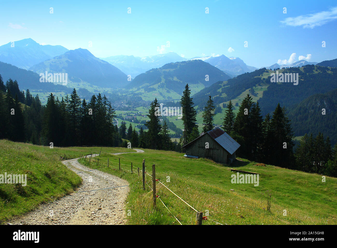 Blick auf die Berge und den Wanderweg in der Nähe von Saanen, Schweiz, in Richtung Gstaad. Stockfoto