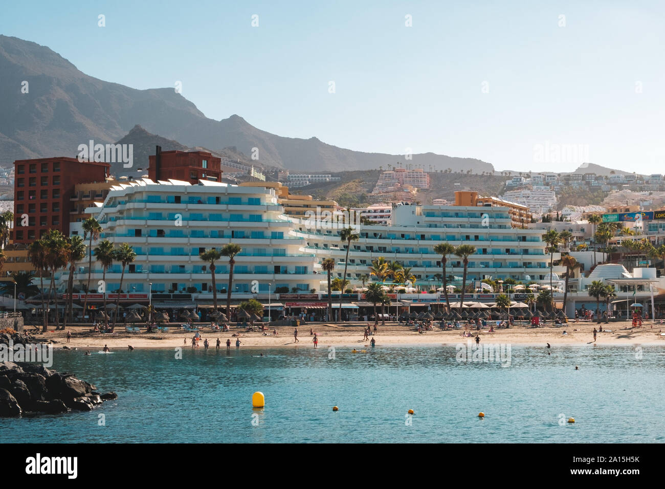 Teneriffa, Spanien - August 2019: Menschen am Strand mit Hotel und Stadt Hintergrund, Küste Blick aus Meer, Costa Adeje, Teneriffa Stockfoto